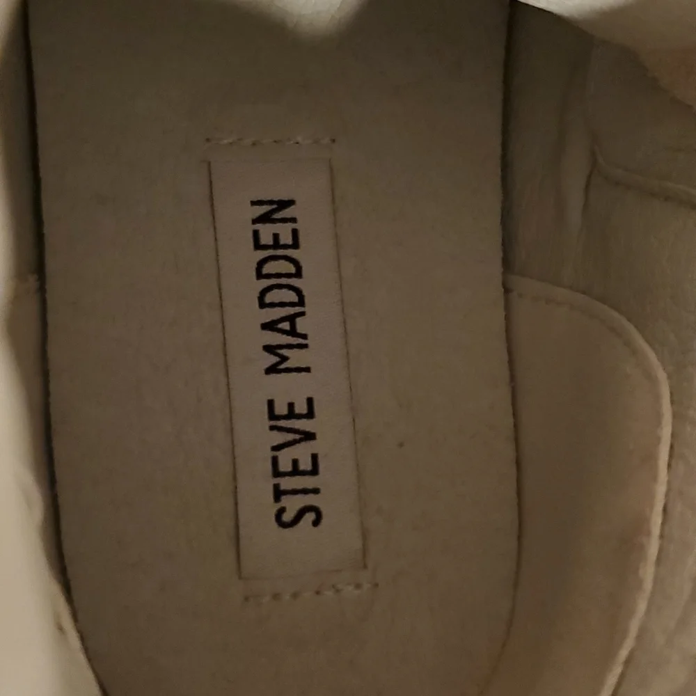 NWNT STEVE MADDEN WOMEN'S WHITE SNEAKERS, RED SHOELACES,SIZE 6.5